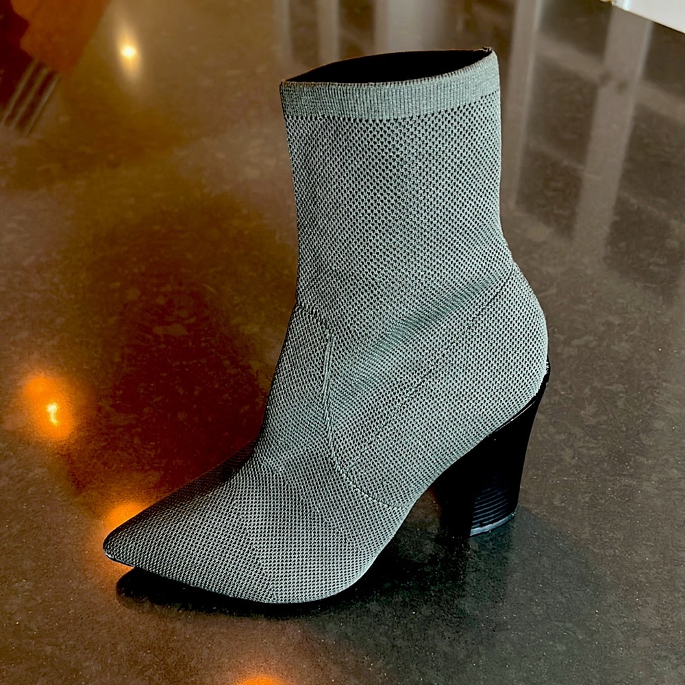 Unknown brand, knit sock, pointed toe, 4’ chunky heel, ankle booties, army green
